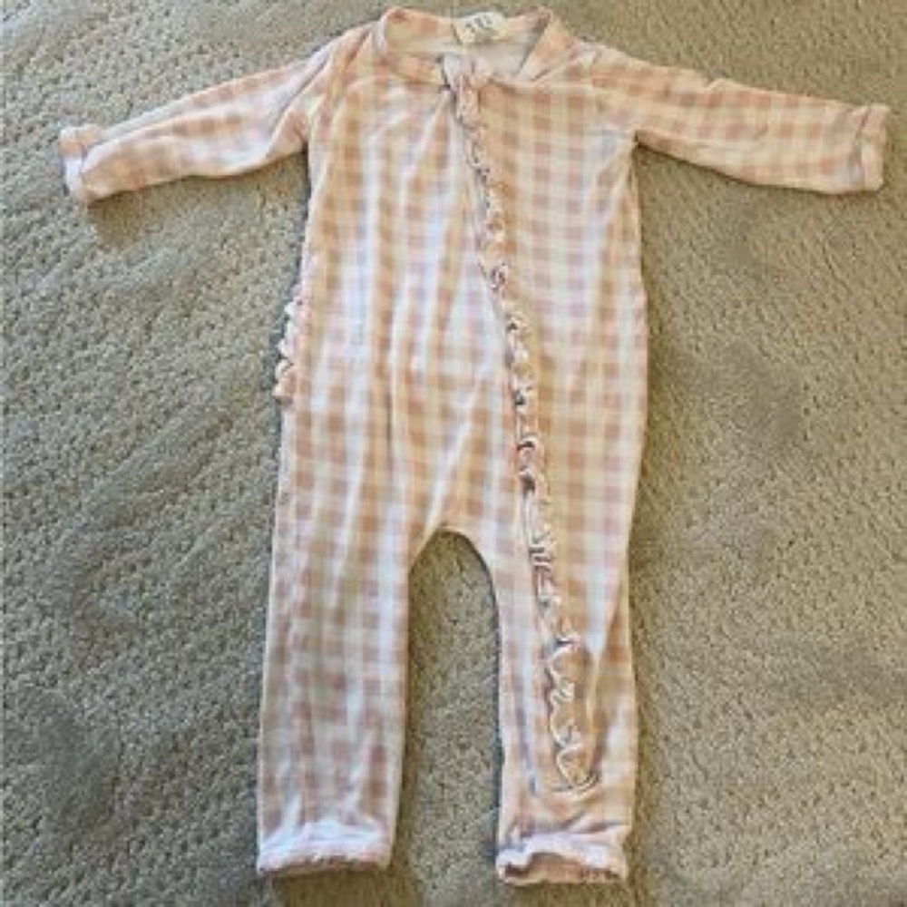 Spearmint Love Checkered Tan Ruffled Zip Bamboo Footie Size Newborn